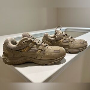 Women's Vionic Tan Walking Sneakers Size 8.5